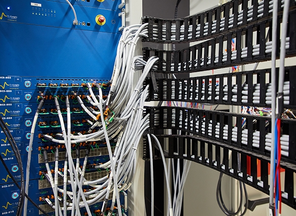 Történeti BCS-800 akkumulátortesztelő rendszer bekábelezett modulokkal és cellatartó állványokkal